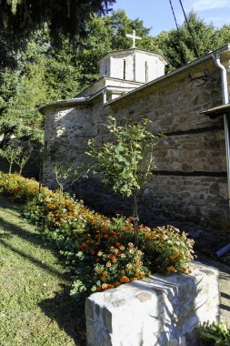 Sırbistan 'ın Ortaçağ Temski manastırının panoramik manzarası Aziz George, Pirot Bölgesi