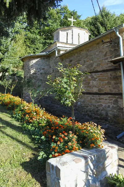 Sırbistan 'ın Ortaçağ Temski manastırının panoramik manzarası Aziz George, Pirot Bölgesi
