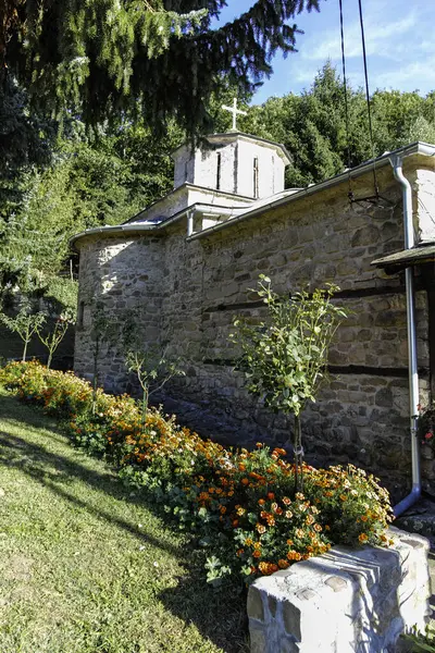 Sırbistan 'ın Ortaçağ Temski manastırının panoramik manzarası Aziz George, Pirot Bölgesi