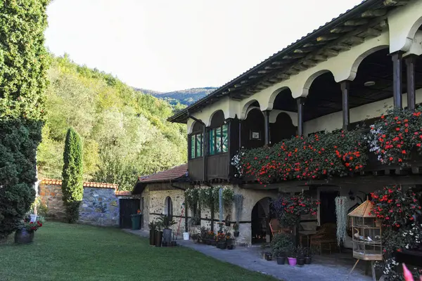Sırbistan 'ın Ortaçağ Temski manastırının panoramik manzarası Aziz George, Pirot Bölgesi
