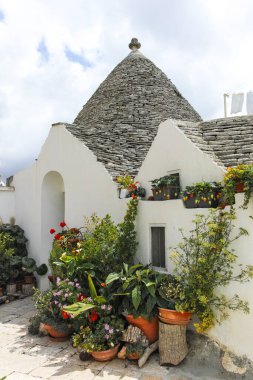 Apulia Bölgesi, İtalya 'nın Alberobello şehrinin muhteşem manzarası.
