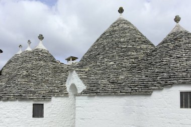 Apulia Bölgesi, İtalya 'nın Alberobello şehrinin muhteşem manzarası.