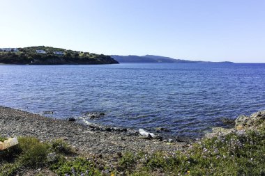 Kassandra 'nın Xina, Chalkidiki, Orta Makedonya ve Yunanistan köyü yakınlarındaki kıyı şeridinin inanılmaz manzarası