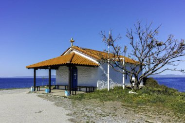 Kassandra 'nın Xina, Chalkidiki, Orta Makedonya ve Yunanistan köyü yakınlarındaki kıyı şeridinin inanılmaz manzarası