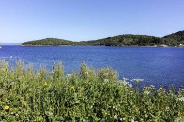 Kassandra 'nın Xina, Chalkidiki, Orta Makedonya ve Yunanistan köyü yakınlarındaki kıyı şeridinin inanılmaz manzarası