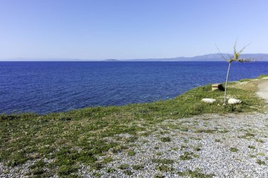 Kassandra 'nın Xina, Chalkidiki, Orta Makedonya ve Yunanistan köyü yakınlarındaki kıyı şeridinin inanılmaz manzarası