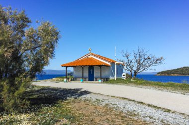 Kassandra 'nın Xina, Chalkidiki, Orta Makedonya ve Yunanistan köyü yakınlarındaki kıyı şeridinin inanılmaz manzarası