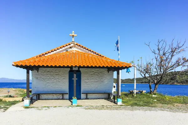 Kassandra 'nın Xina, Chalkidiki, Orta Makedonya ve Yunanistan köyü yakınlarındaki kıyı şeridinin inanılmaz manzarası