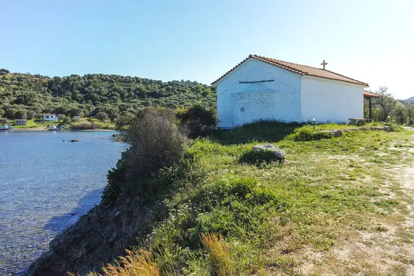 Kassandra 'nın Xina, Chalkidiki, Orta Makedonya ve Yunanistan köyü yakınlarındaki kıyı şeridinin inanılmaz manzarası