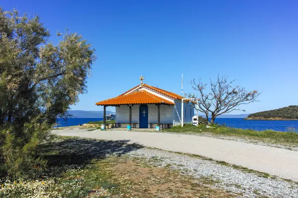 Kassandra 'nın Xina, Chalkidiki, Orta Makedonya ve Yunanistan köyü yakınlarındaki kıyı şeridinin inanılmaz manzarası