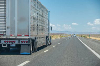 ABD 'de kamyonet yolda.