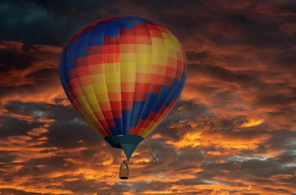 Αερόστατο Θερμού Αέρα Και Μεγάλος Ουρανός — Φωτογραφία Αρχείου