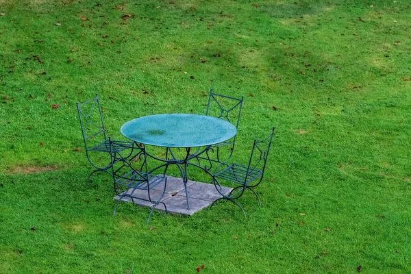 公园里的老式餐桌和椅子 — 图库照片