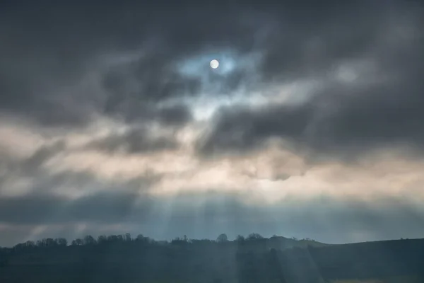 Collina Nuvole Sole Raggi Luce — Foto Stock