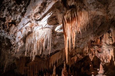 details of the Cabrespine chasm