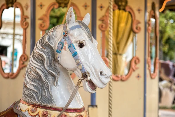 カルーセルの白い馬 — ストック写真