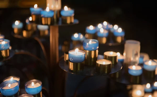 教堂里有许多蜡烛 — 图库照片