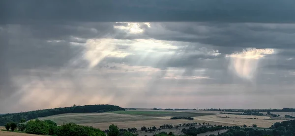 Луч Солнца Сквозь Облака — стоковое фото