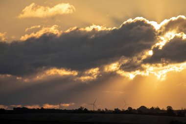 Kırmızı Günbatımı ve Bulutlar