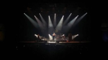 bir konser sahnesi ve benekleri