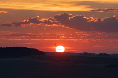 Kırmızı Günbatımı ve Bulutlar