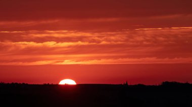 Gündoğumu ve kilise çanı