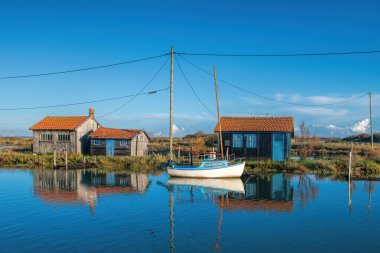 La Tremblade 'de suyun kenarında küçük bir ev. 