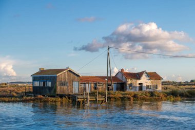 La Tremblade 'de suyun kenarında küçük bir ev. 