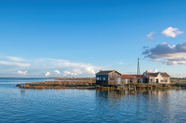 La Tremblade 'de suyun kenarında küçük bir ev. 
