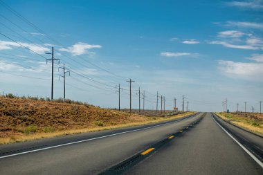 Amerika 'da kurak bir arazide yol