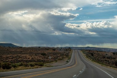Amerika 'da kurak bir arazide yol