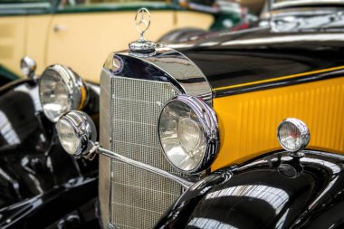 Eski bir arabanın detayları.