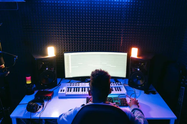 Yapımcı Ses Mühendisi Ses Geçirmez Bir Odada Yeni Bir Albümün — Stok fotoğraf