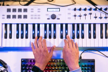 Yapımcı, ses mühendisi bir kayıt stüdyosunda yeni bir albümün kaydını yapmak için kontrol paneli kullanır. Resim yapımcısı, çalışma sürecinde tasarımcı