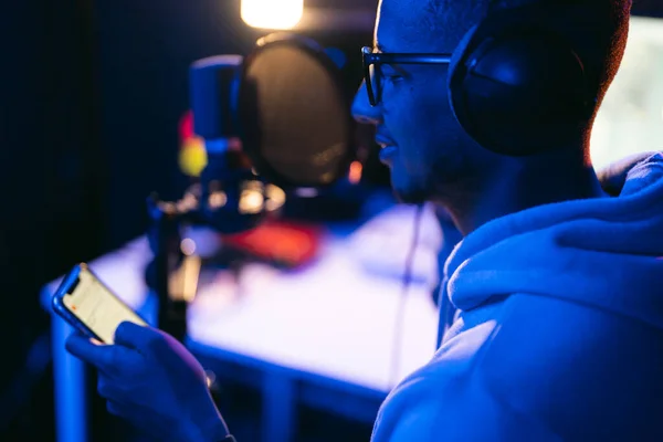 Erkek Ses Mühendisi Kıvırcık Saçlı Podcaster Kulaklık Ses Stüdyosunda Akıllı — Stok fotoğraf