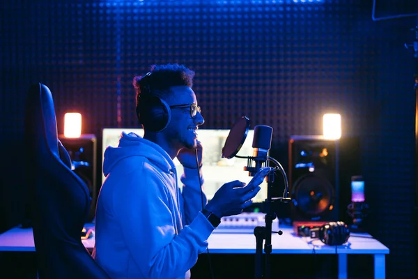 Muž Zvukař Podcaster Kudrnatými Vlasy Sluchátka Používající Smartphone Zvukovém Studiu — Stock fotografie