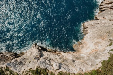 Yunanistan 'da turkuaz berrak suları ve ağaçları olan deniz manzaralı ve kumlu plajlar
