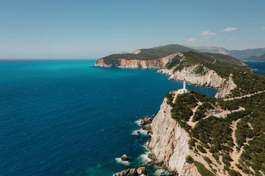 Yunanistan 'da turkuaz berrak suları ve ağaçları olan deniz manzaralı ve kumlu plajlar