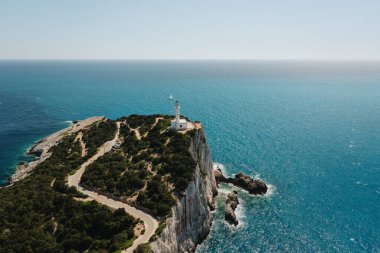 Yunanistan 'da turkuaz berrak sular ve ağaçlarla deniz manzarası
