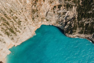 Yunanistan 'da turkuaz berrak suları ve ağaçları olan deniz manzaralı ve kumlu plajlar