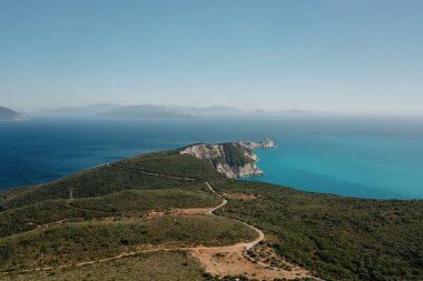 Yunanistan 'da turkuaz berrak suları ve ağaçları olan deniz manzaralı ve kumlu plajlar