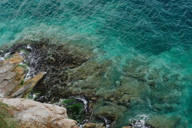 Yunanistan 'da turkuaz berrak suları ve ağaçları olan deniz manzaralı ve kumlu plajlar