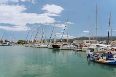 LEFKADA, GREECE - 9 Temmuz 2022: Popüler Turizm Merkezi. Lefkada adasında tekneli körfez.