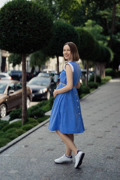 Piękna Młoda Ciężarna Kobieta Niebieskiej Sukience Przechadzająca Się Ulicami Miasta — Zdjęcie stockowe