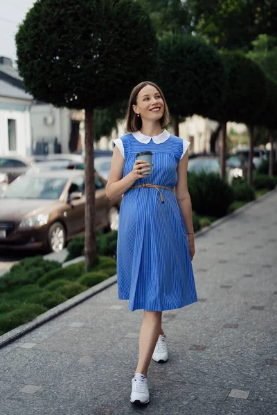 Schöne Junge Schwangere Frau Einem Blauen Kleid Geht Durch Die — Stockfoto