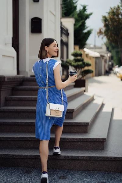 Hermosa Joven Embarazada Vestido Azul Caminando Por Las Calles Ciudad —  Fotos de Stock