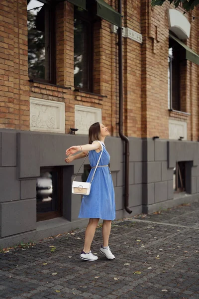 快乐的孕妇穿着深蓝色的复古长裙在城市里散步时 感到很冷 也很开心 四周都是幸福 — 图库照片