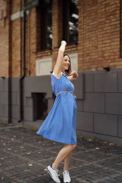 ミディブルーのヴィンテージのドレスで街を歩きながら 寒さと楽しさを感じる幸せな妊婦さん 幸福というのは — ストック写真