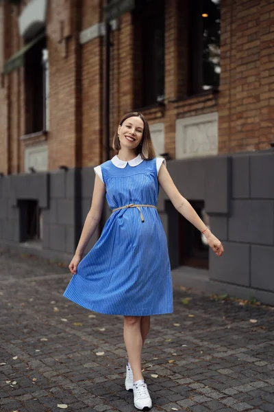 Boldog Terhes Hűtés Szórakozás Miközben Sétál Városban Egy Midi Kék — Stock Fotó