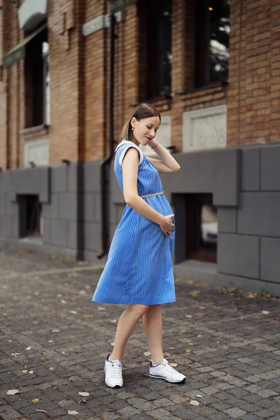 Счастливая Беременная Женщина Весело Гуляющая Городу Синем Винтажном Платье Счастье — стоковое фото